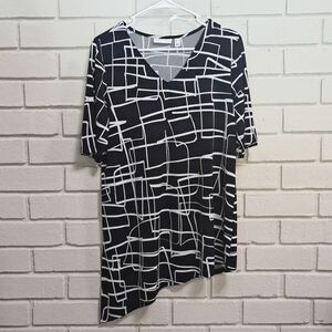 Susan Graver Black/White Short Sleeve  Slanted Bottom Hem Tunic. Size Medium NWO